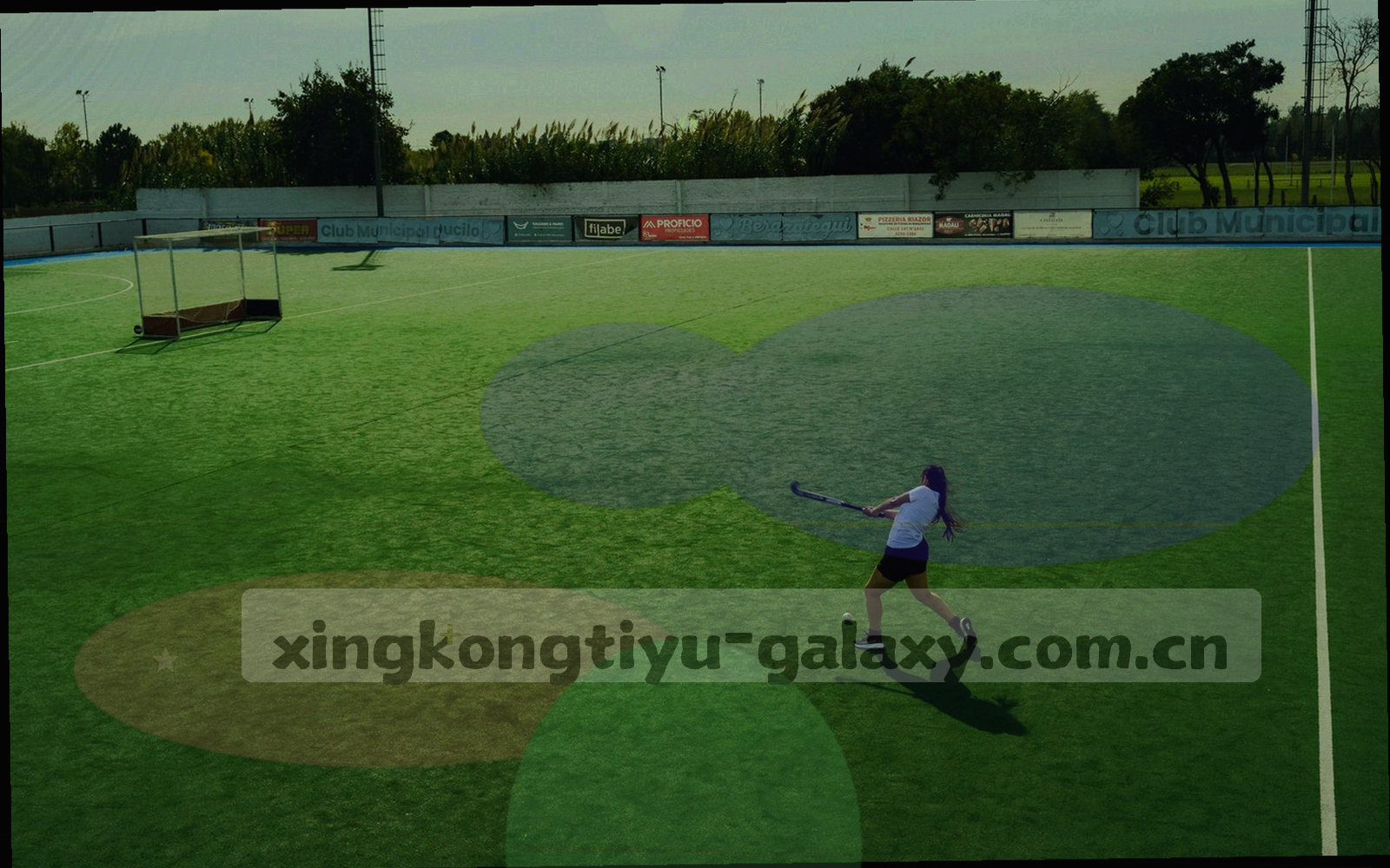 夜间球场灯光与星轨叠加的抽象赛场氛围，无人物特写